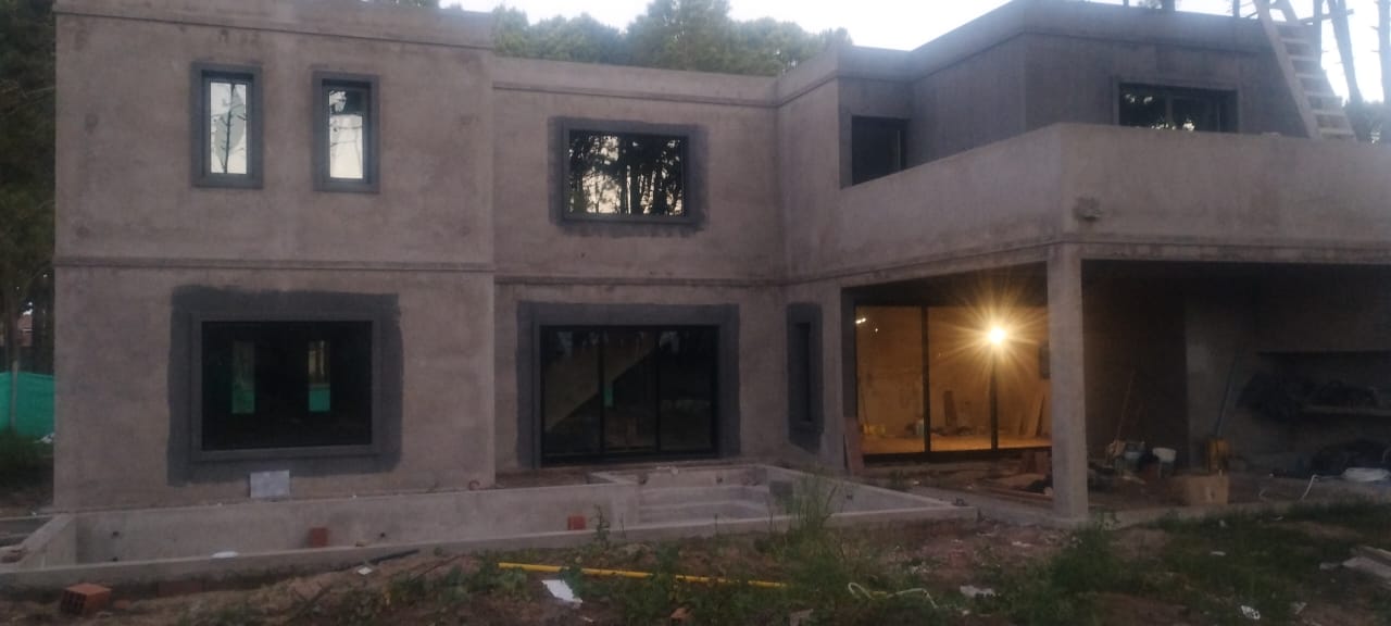 Aberturas de aluminio negro en casa en construcción — Pinamar, Costa Atlántica